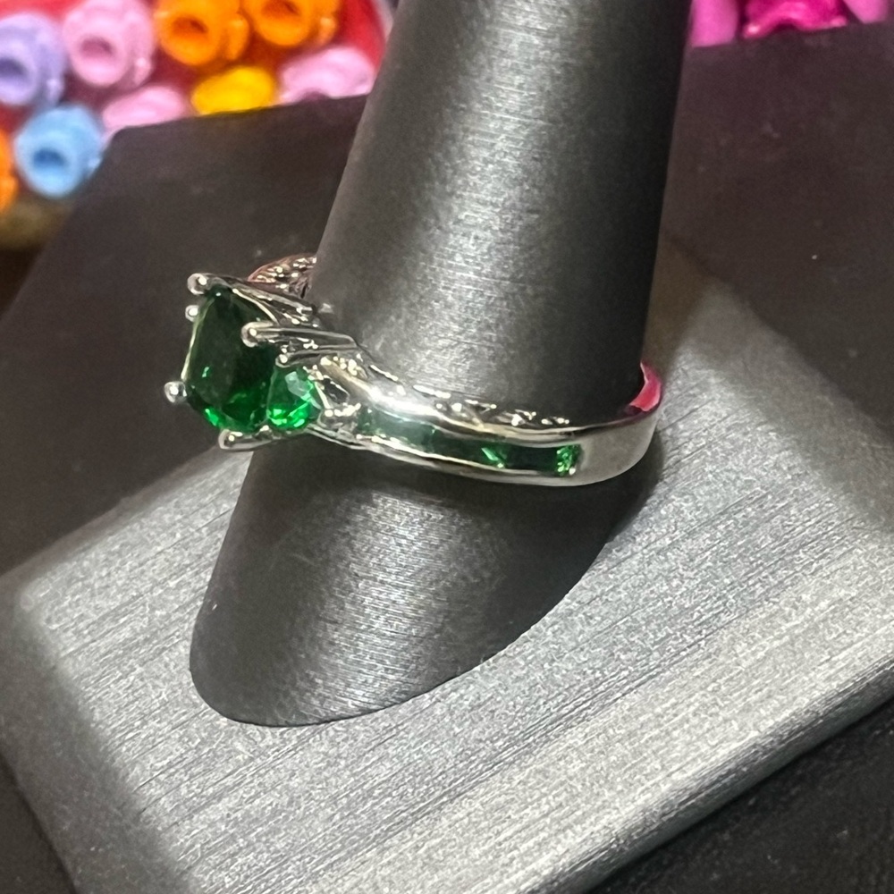 Modern Green Cocktail Ring - Picture 4 of 14